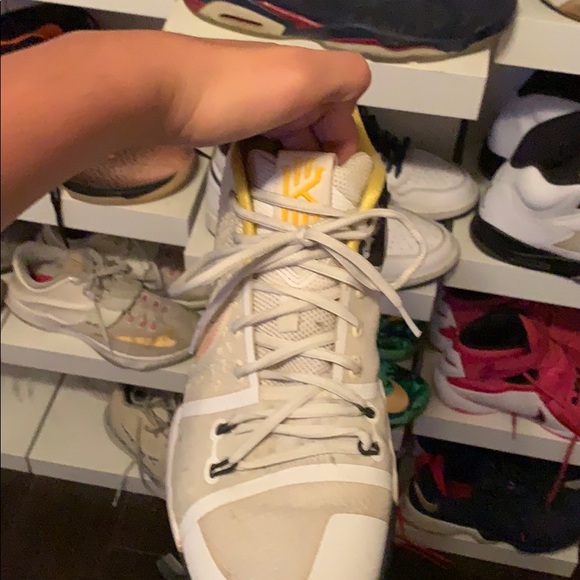 kyrie 3 - Picture 6 of 8